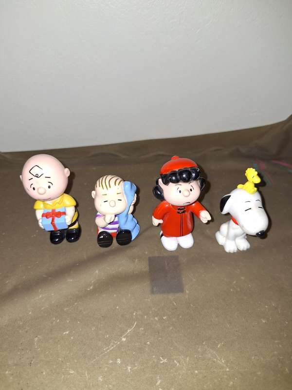 VINTAGE 1990 CHARLIE BROWN FIGURINE (4)